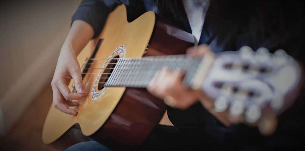 Guitarist plays easy classical songs with the guitar