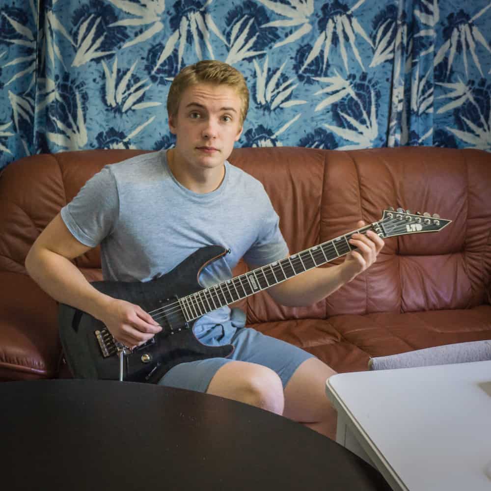 photo reveals How to hold guitar