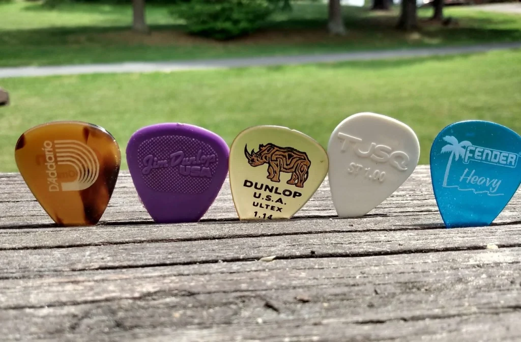 photo reveals best acoustic guitar picks that have been tested by guitaristnextdoor.com