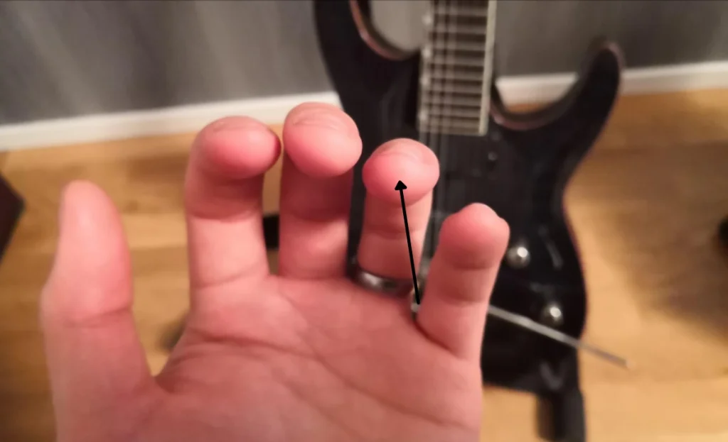 photo reveals what part of fingers you should use to press guitar strings