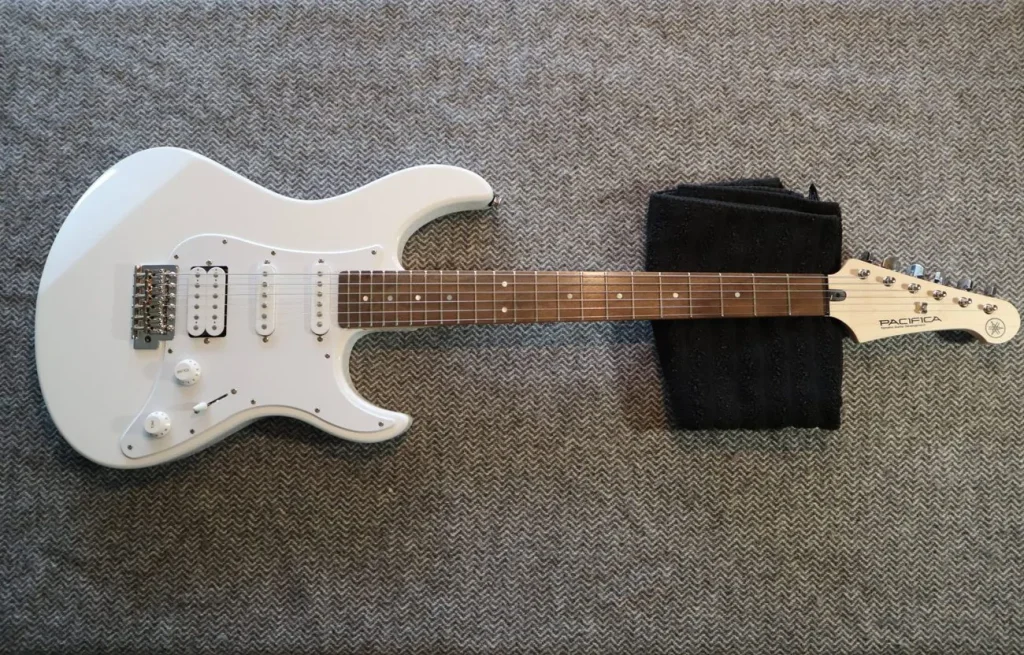 photo displays Yamaha Pacifica 012