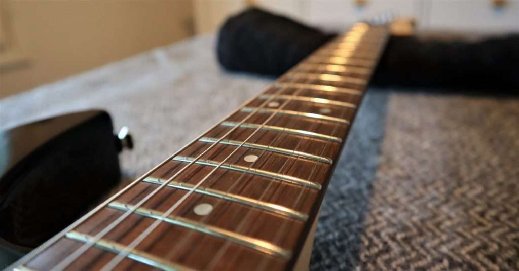 displays fretboard of Yamaha Pacifica 112V