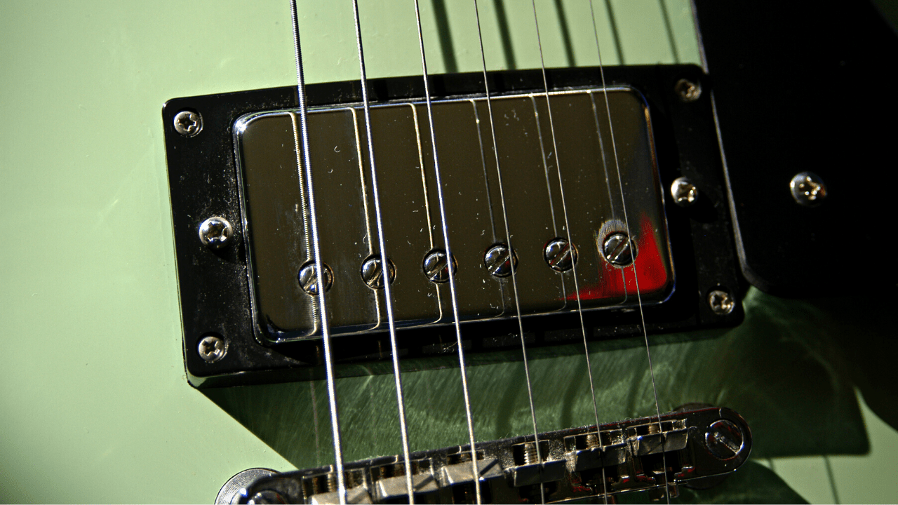 displays One Humbucker pickup