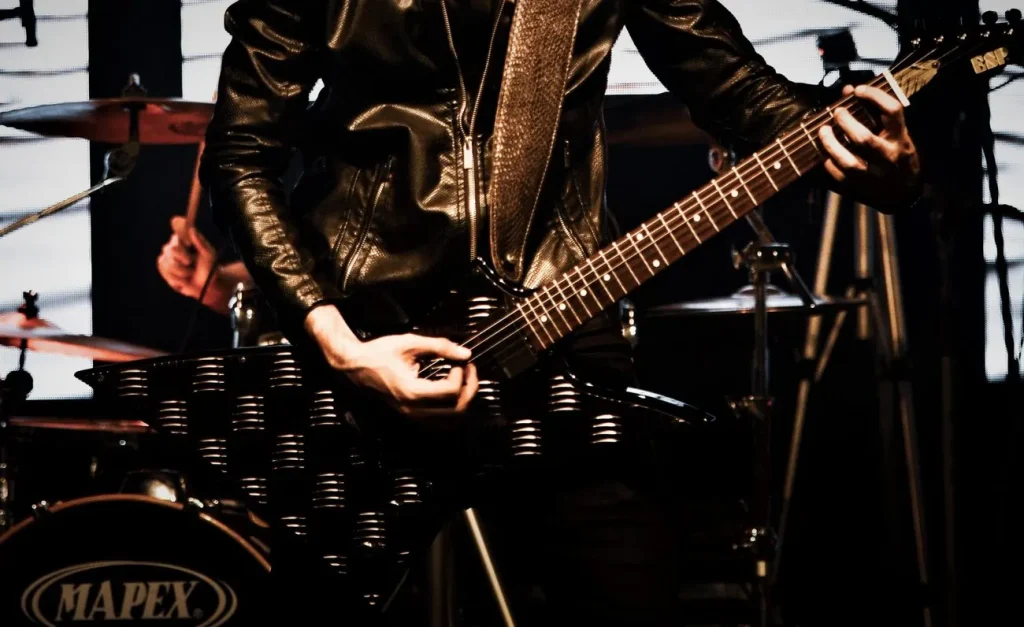 displays a guitar with EMG 81 & 85 pickups