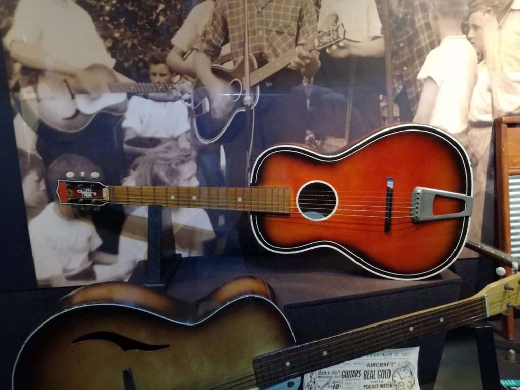 Displays 1956 Gallotone Champion guitar