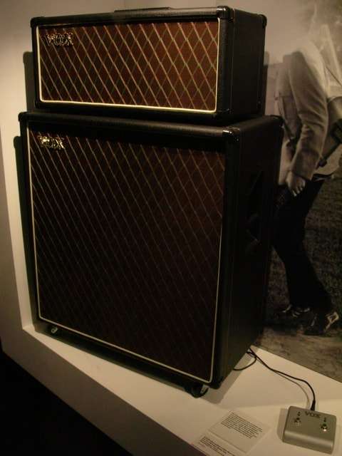 displays VOX AC series amp head and VOX AC series speaker enclosure or VOX LW30 , amp used by John Lennon