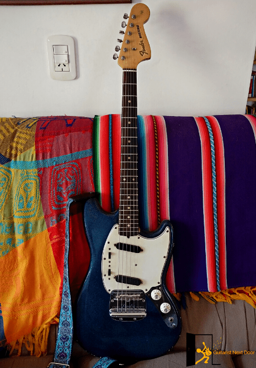 displays Mustang electric guitar bodyshape