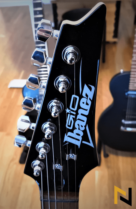 displays Ibanez Headstock