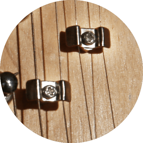 Displays String trees of Electric guitar