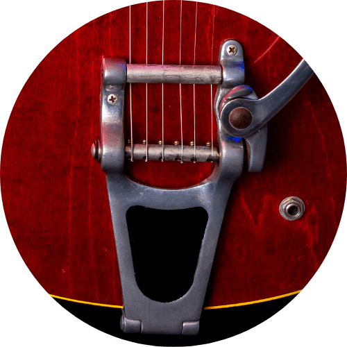 displays tailpiece of an Electric guitar
