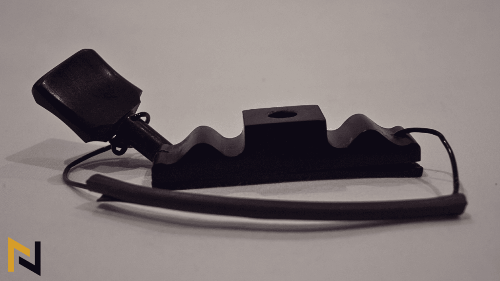 displays Elastic Band Guitar Capo