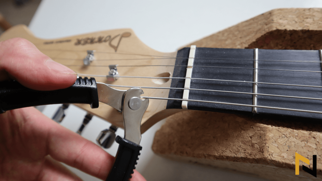 Electric Guitar String Change - Cut The Strings