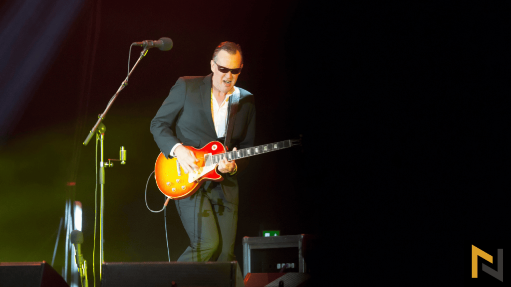 displays Joe Bonamassa