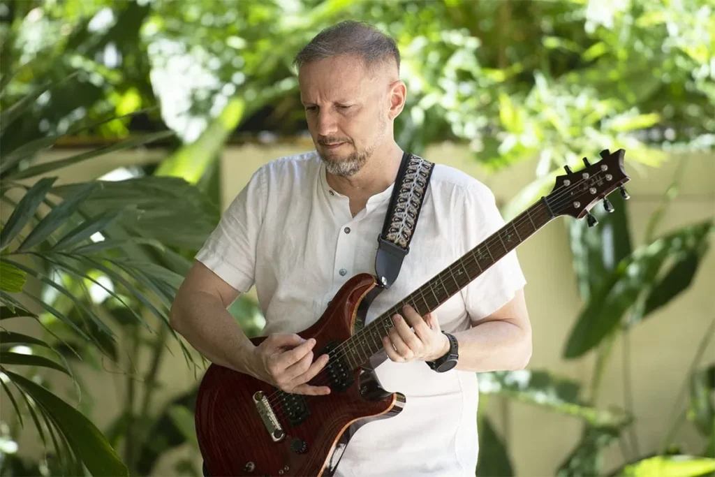 displays Justin Thomas and PRS Guitar