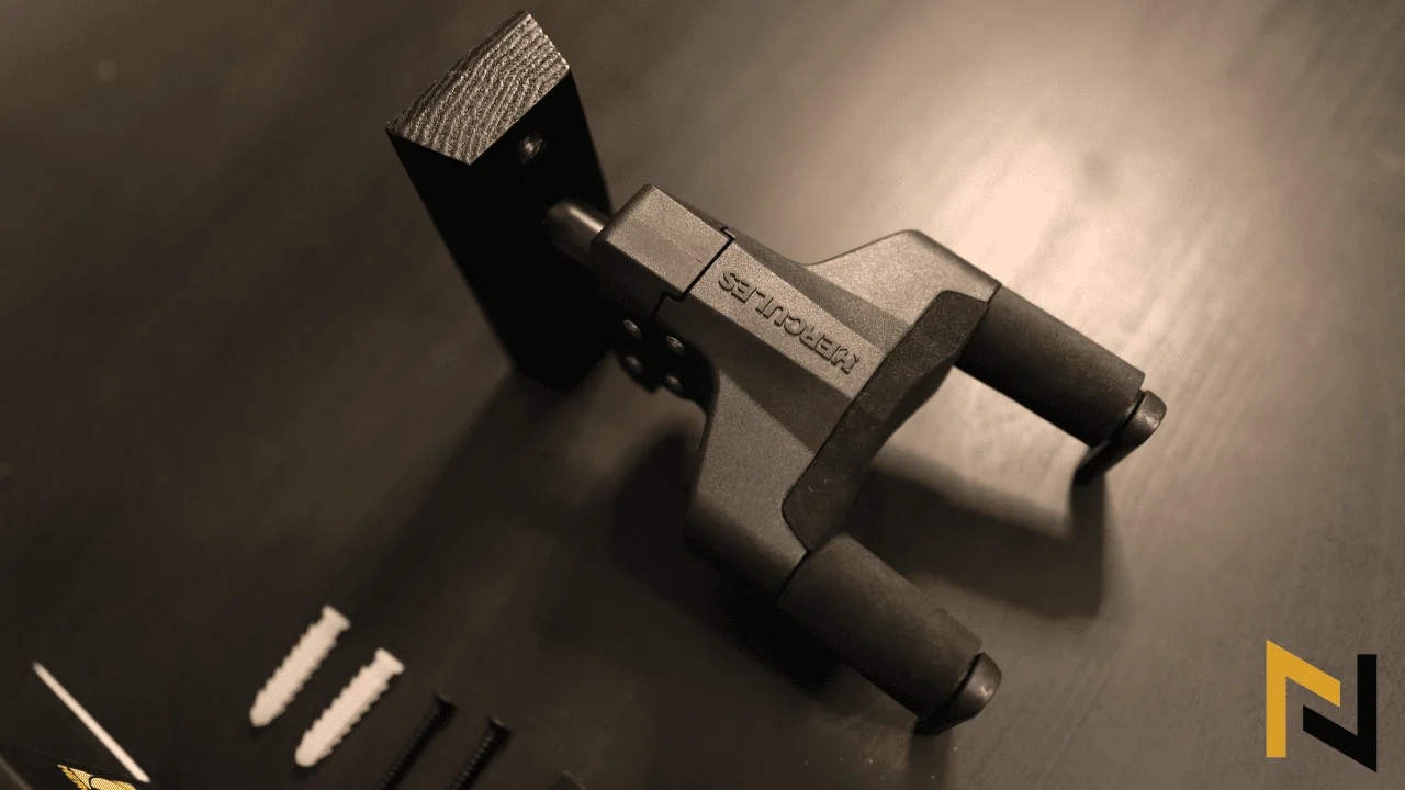 displays one of the Best Guitar Wall Hangers Hercules GSP39WB PLUS