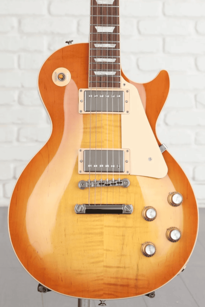 displays Gibson Les Paul Standard '60s